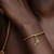 Modelo luciendo el Charm Colgante Pandora Cangrejo chapado en oro con cristales azules y verdes - 764684C01