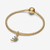 Charm Colgante Pandora Cangrejo chapado en oro con cristales azules y verdes en una pulsera de oro - 764684C01