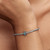 Modelo luciendo el Charm Separador Pandora Gemas Azul Hielo en plata de ley y color azul - 791359C01