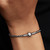 Modelo luciendo la Pulsera Pandora Cadena Caja Cordón Negro en plata de ley y color negro - 593816C02