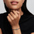 Modelo luciendo la Pulsera Pandora Cadena Caja Cordón Negro en plata de ley y color negro vista frontal - 593816C02