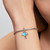 Modelo luciendo el Charm Colgante Pandora Manta Raya en plata de ley y azul en su muñeca - 794685C01