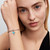 Modelo luciendo el Charm Colgante Pandora Manta Raya de plata de ley y color azul vista lateral - 794685C01