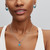 Modelo luciendo el Charm Colgante Pandora Manta Raya en plata de ley y azul como colgante de cuello - 794685C01