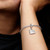 Detalle del Charm Colgante Pandora Coliseo en plata de ley sobre pulsera - 791079