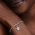 Modelo luciendo el Charm colgante Tortuga Marina Rosa Pandora Club 2026 en plata de ley y chapado en oro con esmalte rosa - 764432C01