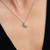Modelo luciendo el Collar Pandora Luna Creciente de plata de ley con circonitas transparentes - 394259C01