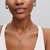 Modelo luciendo el Collar Pandora de Cadena Tipo Cordón en plata de ley color plateado con un colgante - 394687C00