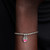 Modelo luciendo el Charm Colgante Pandora Divisible Pájaros Amor en plata de ley y esmalte rosa sobre una pulsera - 794484C01