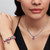 Modelo luciendo el Charm Colgante Pandora Divisible Pájaros Amor en plata de ley y esmalte rosa en conjunto con otras joyas - 794484C01