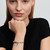 Modelo luciendo el Charm Colgante Pandora Grabable Camiseta Fútbol de plata de ley junto a otros charms - 794708C01