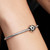 Modelo luciendo el Charm Pandora Balón Fútbol de plata de ley y color negro en su muñeca - 794710C01