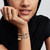 Modelo luciendo el Charm Pandora Balón Fútbol de plata de ley y color negro junto a otros charms - 794710C01