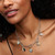 Modelo luciendo el Charm Pandora Medallón Amanecer en metal chapado en oro y color blanco en un collar de eslabones - 763859C01