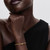 Modelo luciendo el Charm Pandora de Clip Mickey Mouse y Minnie Mouse dorado en su muñeca - 764130C01