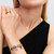 Modelo luciendo el Charm Pandora Casco de Iron Man de Marvel rojo y chapado en oro combinado con otros accesorios - 764213C01