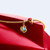 Detalle del Charm Pandora Casco de Iron Man de Marvel rojo y chapado en oro junto a otros charms - 764213C01
