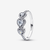 Vista frontal del Anillo Pandora Trilogía de Corazones y Halo en plata de ley y circonitas transparentes - 194413C01