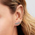 Modelo luciendo los Pendientes Pandora de Botón Triple Halo Corazón en plata de ley y circonitas transparentes - 294411C01