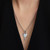 Modelo luciendo el Colgante Pandora Etiqueta Grabable Llave Corazón en plata de ley - 394353C01