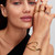 Modelo luciendo el Anillo Pandora Corazón Pequeño Forma Orgánica chapado en oro color dorado combinado con otras joyas - 164361C00
