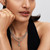 Modelo luciendo el Anillo Pandora Abierto Alas de Thor de Marvel en metal chapado en oro color dorado - 164222C00