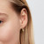 Modelo luciendo los Pendientes Pandora de Aro Forma Orgánica con Gemas Engastadas en color dorado - 264663C01