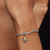 Modelo luciendo el Charm Colgante Pandora Corazón de Te Fiti de Princesa Vaiana de Disney en plata y chapado en oro - 764385C01