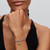Modelo luciendo el Charm Colgante Pandora Corazón de Te Fiti de Princesa Vaiana de Disney en plata y chapado en oro vista lejana - 764385C01