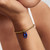 Modelo luciendo el Charm Colgante Pandora Eslabón Marinero azul y chapado en oro en su muñeca - 764692C01