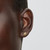 Modelo luciendo los Pendientes Pandora de Botón Sol Celestial Brillante chapados en oro y circonitas transparentes - 264627C01