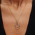Modelo luciendo el Collar Pandora Doble en Dos Tonos en plata de ley y chapado en oro - 364668C00