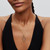 Modelo luciendo el Collar Pandora Doble en Dos Tonos con colgantes ovalados en dorado y plateado - 364668C00