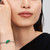 Modelo luciendo el Charm Pandora Pascal de Enredados de Disney que Cambia de Color en plata de ley y esmalte verde en primer plano - 793983C01