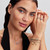 Modelo luciendo el Charm Pandora Besos Escrito a Mano chapado en oro combinado con accesorios plateados y dorados - 764422C00