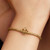 Modelo luciendo el Charm Pandora Candado Corazón en Filigrana chapado en oro color dorado en su muñeca - 764358C00
