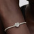 Modelo luciendo el Charm Pandora Corazón Brillante de plata de ley y circonitas transparentes en su muñeca - 794240C01
