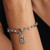 Modelo luciendo el Charm Pandora Medallón y Rosa de plata de ley y chapado en oro en su muñeca - 764087C00