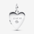 Detalle del grabado personalizado en el Colgante Pandora Etiqueta Corazón Grabable que se abre de plata de ley - 394013C01