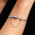 Modelo luciendo la Cadena Pandora de Seguridad Alargada en plata de ley y chapado en oro sobre pulsera - 763904C00