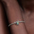 Modelo luciendo el Charm Pandora Stitch y Scrump de Disney en plata de ley y color verde - 794554C01