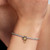 Modelo luciendo el Charm Pandora Flor de Nenúfar Princesa Tiana de Disney en plata de ley y chapado en oro sobre una pulsera - 764326C01