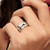 Modelo luciendo el Anillo Pandora Doble Entrelazado de plata de ley color plateado - 193890C00