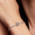 Modelo luciendo el Charm Pandora Candado Corazón en Filigrana en plata de ley color plateado en su muñeca - 794358C00
