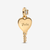 Detalle del grabado de nombre en el Colgante Pandora Etiqueta Grabable Llave Corazón chapado en oro - 364353C01
