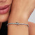 Modelo luciendo el Charm Pandora Mini Serpiente de plata de ley en su muñeca - 794520C00