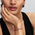 Modelo luciendo el Charm Pandora Mini Serpiente de plata de ley en pulsera de cordón rosa - 794520C00