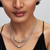 Modelo luciendo el Charm Pandora Mini Serpiente de plata de ley en un collar de plata - 794520C00