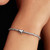Modelo luciendo el Charm Pandora Mini Mariposa en plata de ley sobre una pulsera de plata - 794519C00