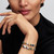 Modelo luciendo el Charm Pandora Mini Símbolo Infinito Textura en plata de ley color plateado en un conjunto de pulseras - 794523C00